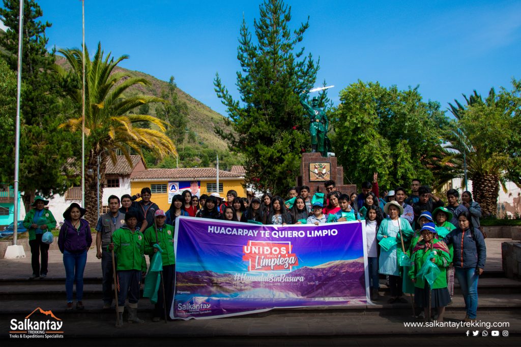 People at cleaning campaign in Huacarpay