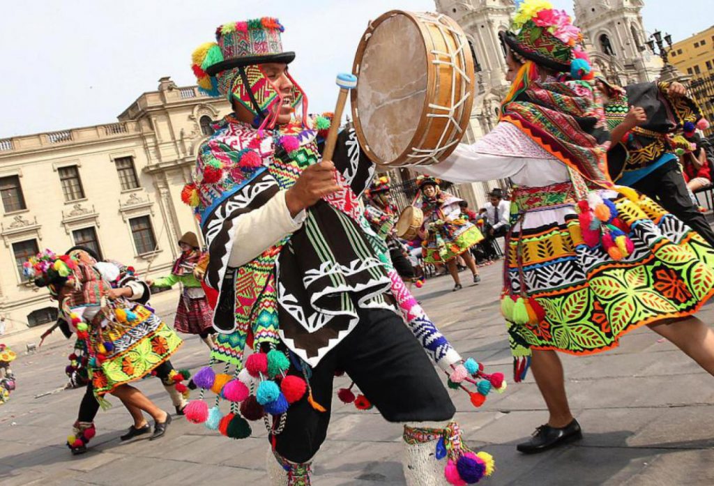 Peruvian dancers 