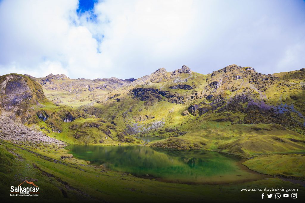 Green lagoon at Lares trail