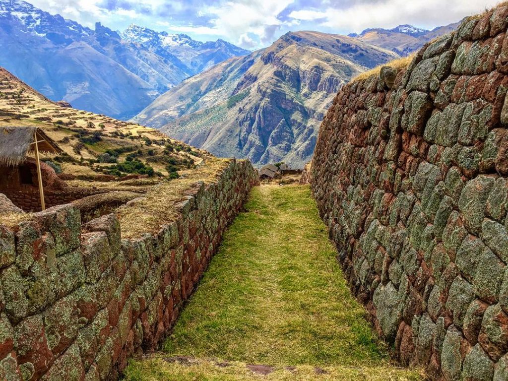 Stone walls at Huchuy Qosqo