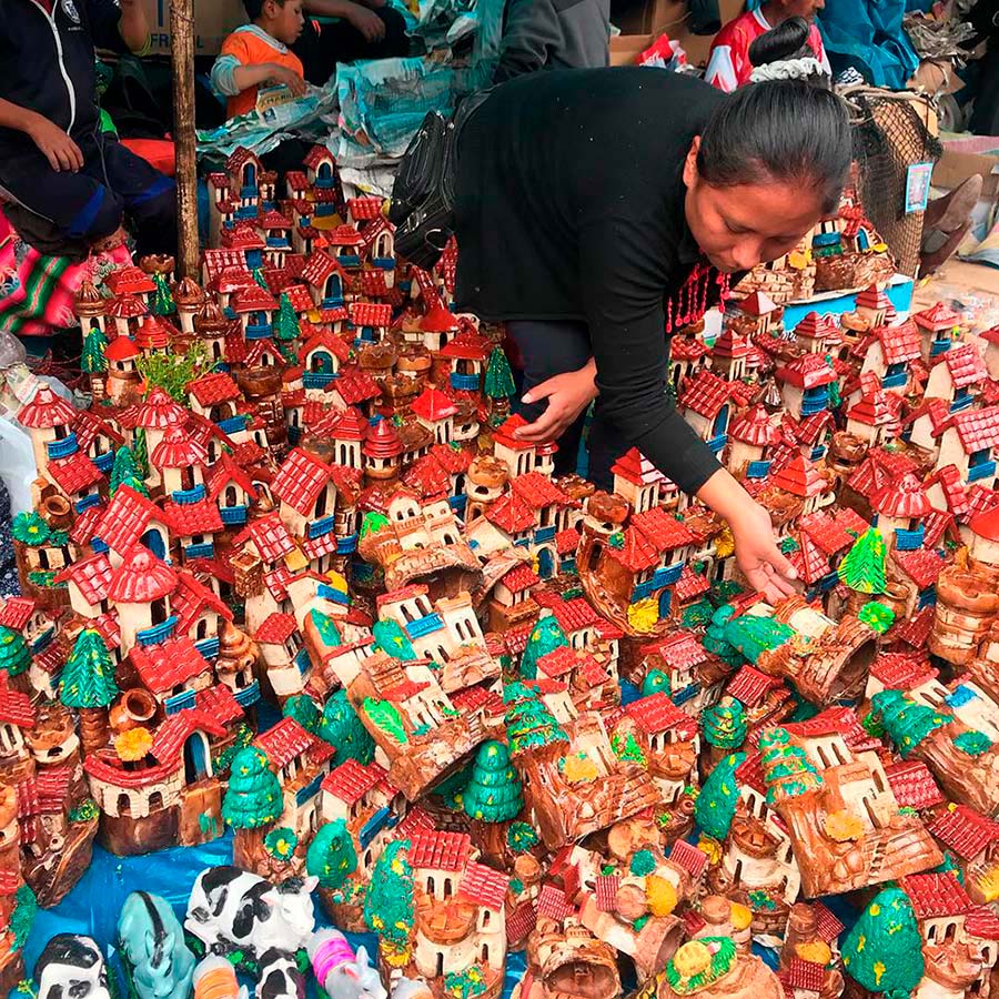 plaza-armas-full-stalls-selling-kinds-artisan-goods