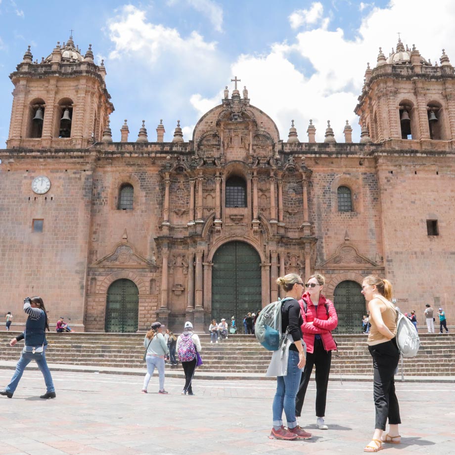 Greetings, basic phrases in Spanish to talk with the locals