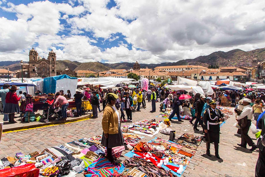 Don’t Miss Santurantikuy, Famous Christmas Fair in Cusco