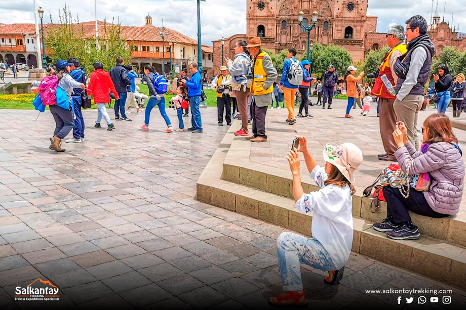 Ask Before Taking a Photo, plaza de armas