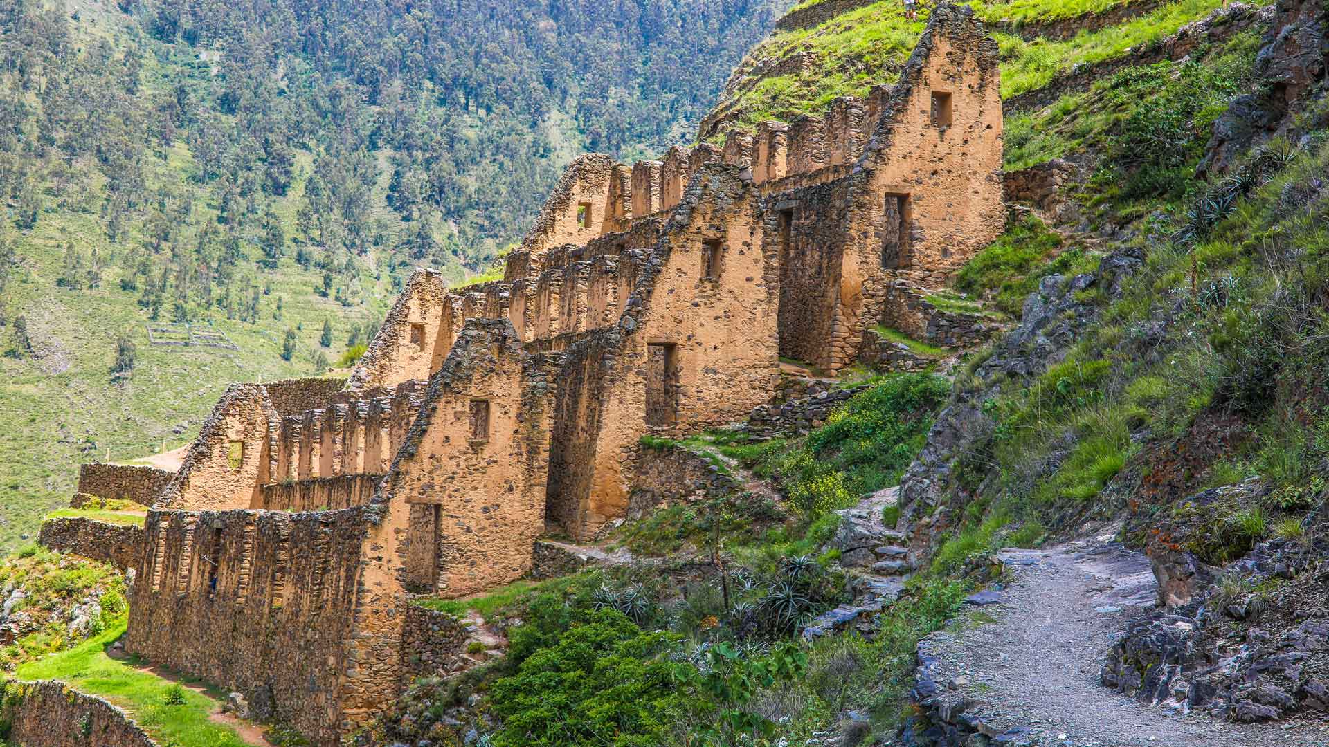 How to pronounce the name of that awesome ruins above Cusco