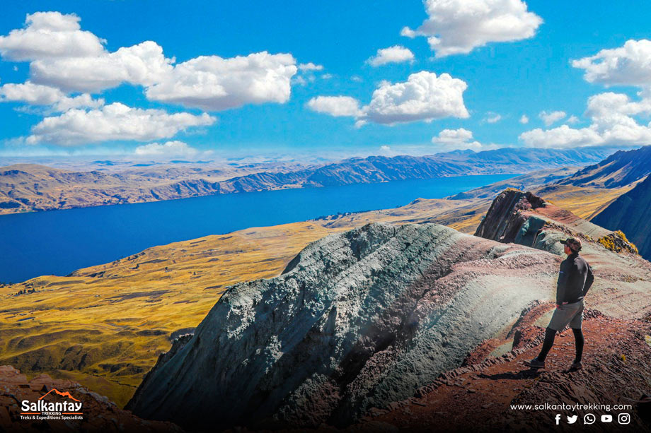 Layo, a tourist destination, observe the Langui Lake