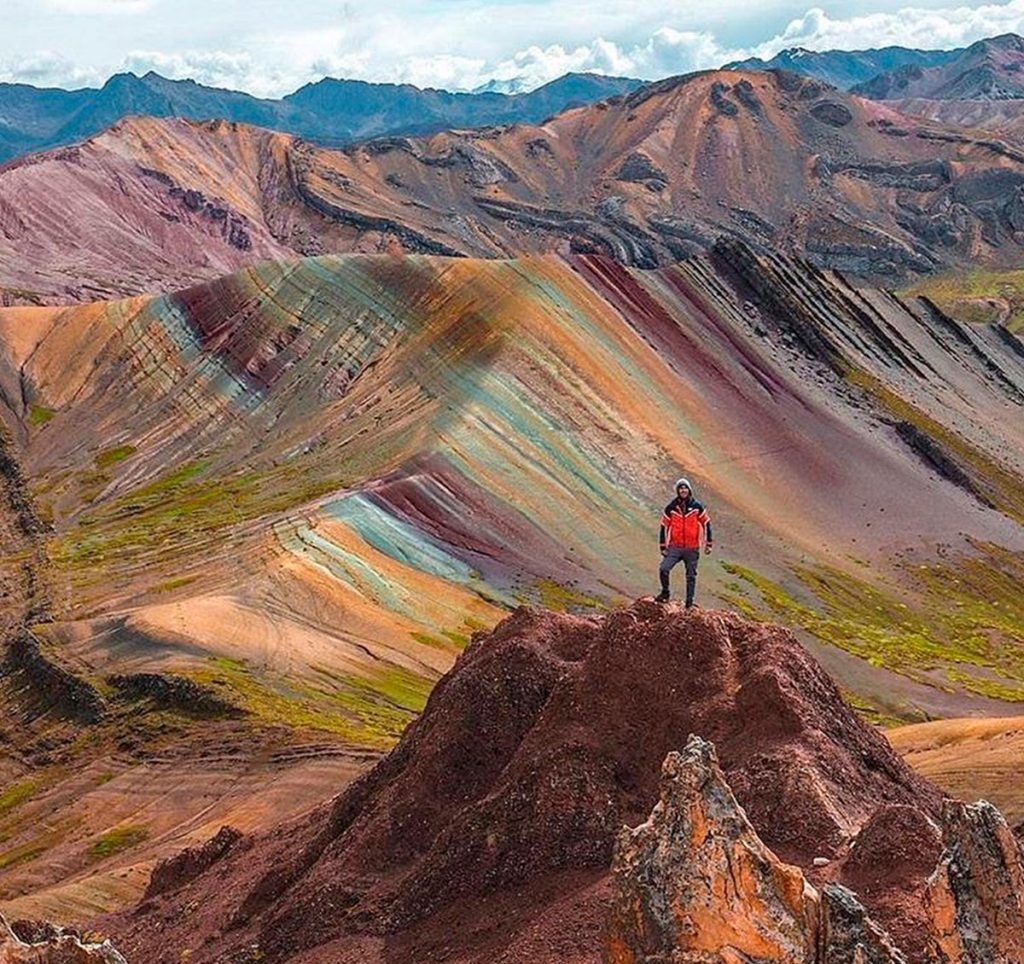 Panoramic view of Palcoyo mountain with a tourist