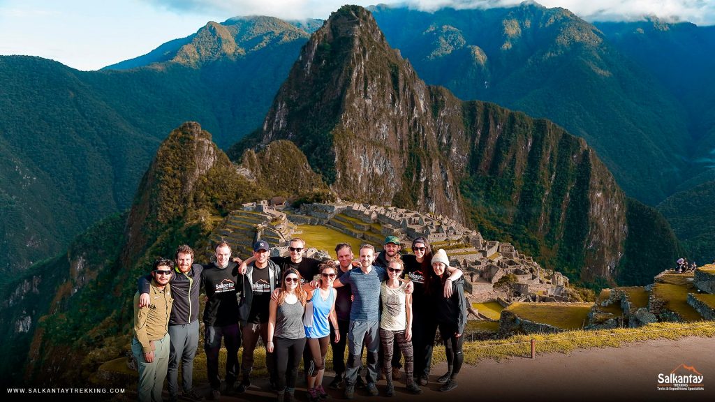 Group of Tuistas posing for a photo with Machu Picchu in the background.