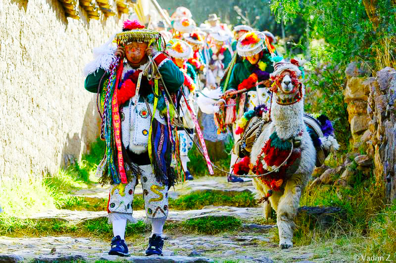 typical-dancers-traditions-sacred-valley-cuscio-pisaq-peru