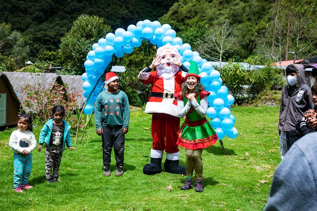chritsmas-activity-of-salkantay-trekking-social-commitment-toys-and-hot-chocolate-with-bread-kids-of-Qolpapampa-camp-Chaullay-andean-huts-cusco-peru
