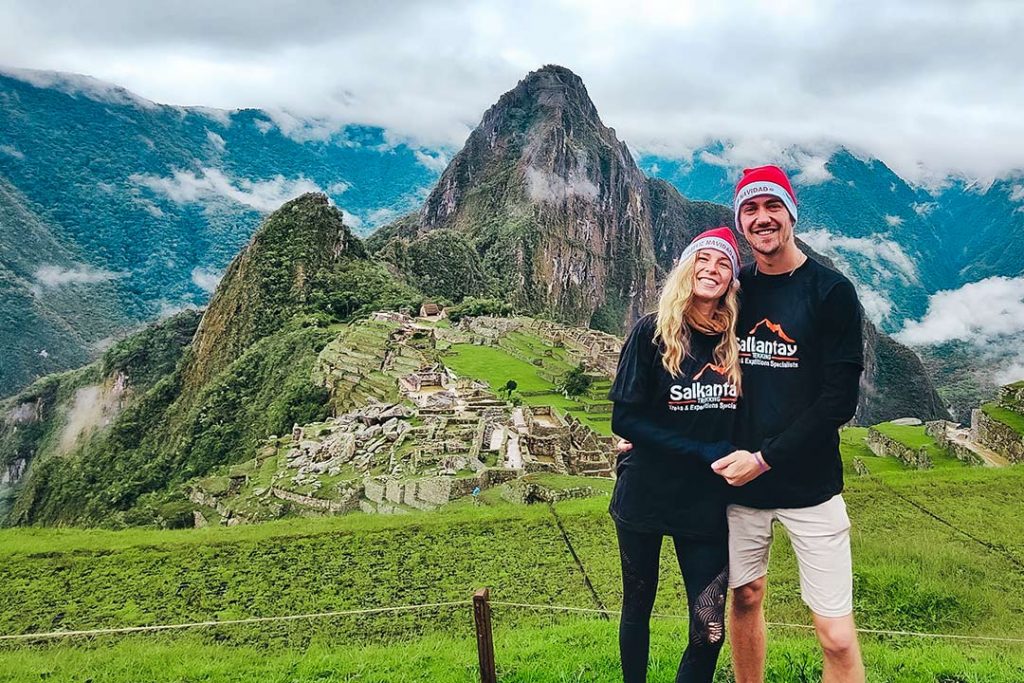 couple-machu-picchu-best-honeymoon-destination-peru-south-america