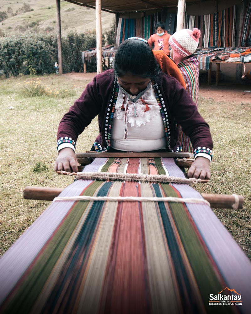 native woman weaving at the sacred valley of cusco