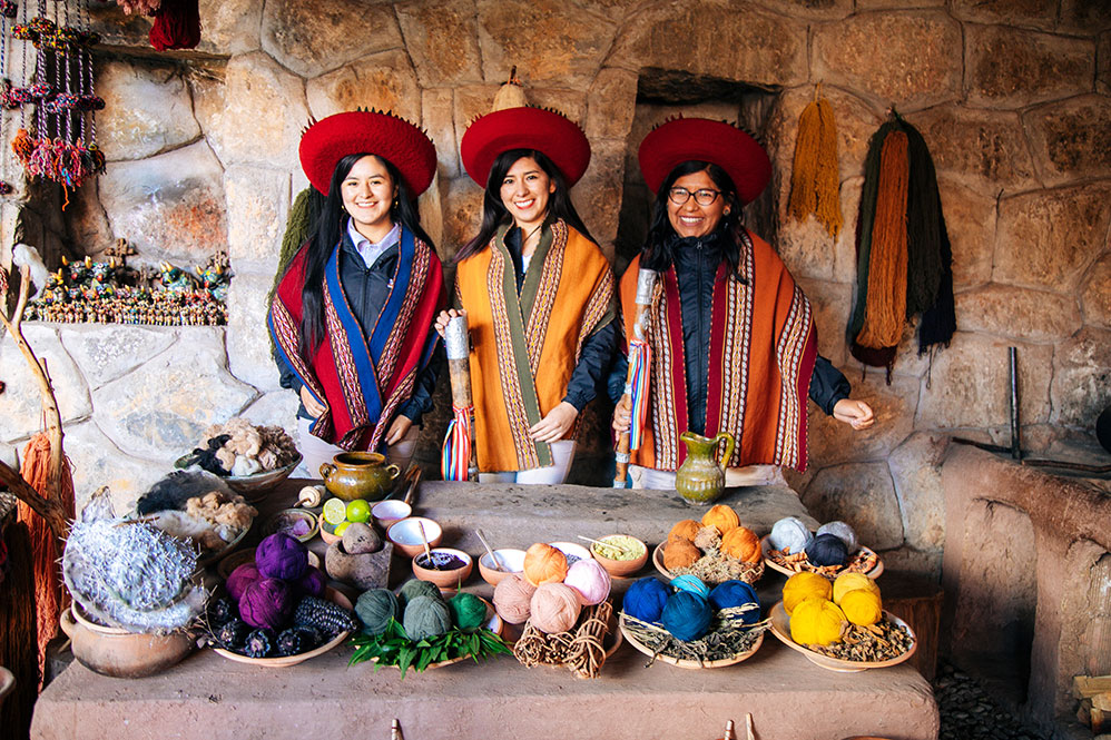 Visit the textile center in Chinchero, Cusco. The best gifts and souvenirs from Peru.