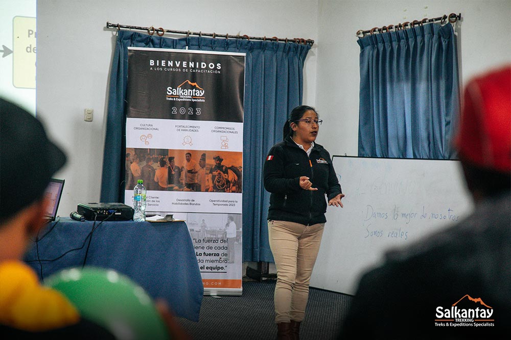 Kelly Anahue providing training to muleteers
