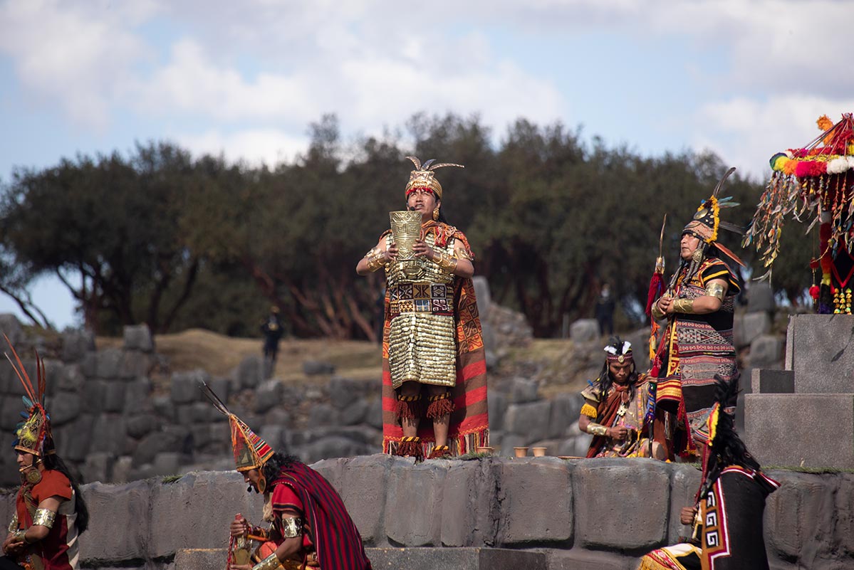 Inca offering the chicha offering at the Inti Raymi festival