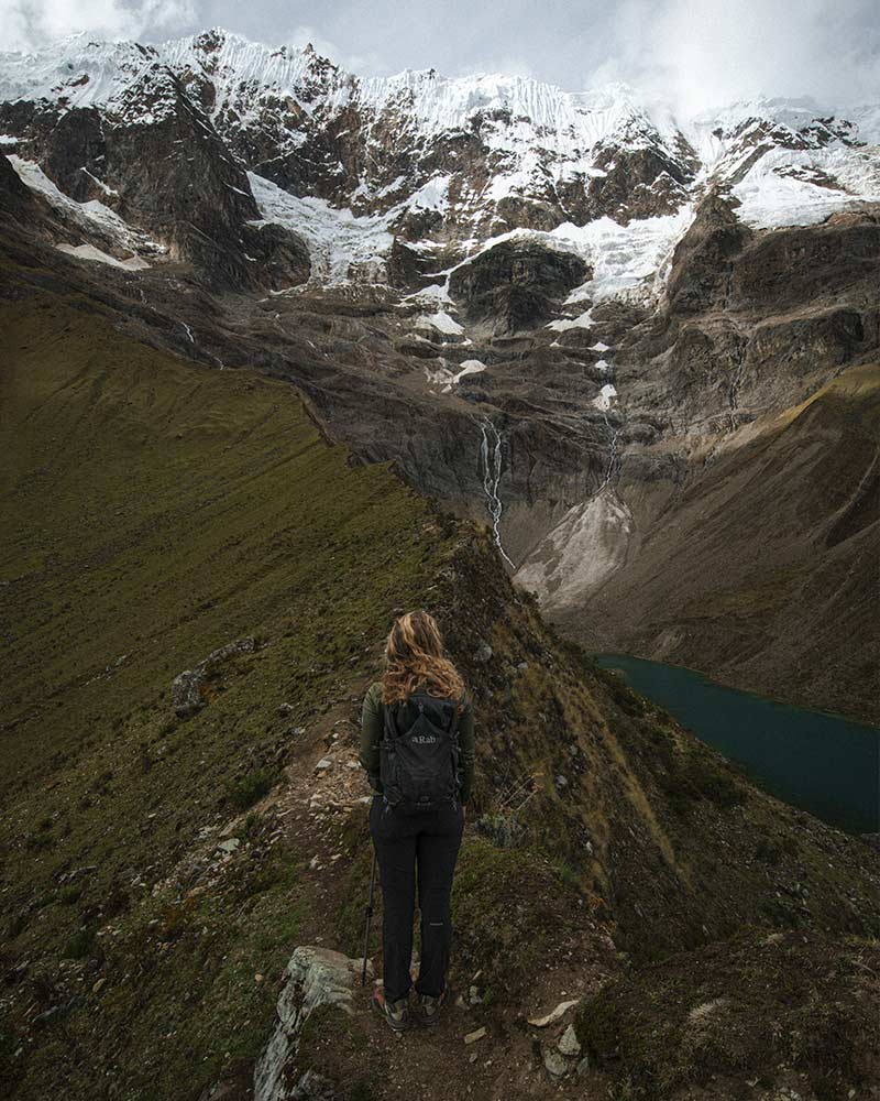 Mujer haciendo hiking a la Laguna Humantay