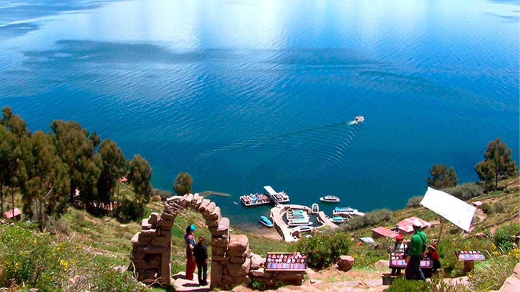 COUPLE ENJOYS THE VIEW - ISLA AMANTANI, PUNO