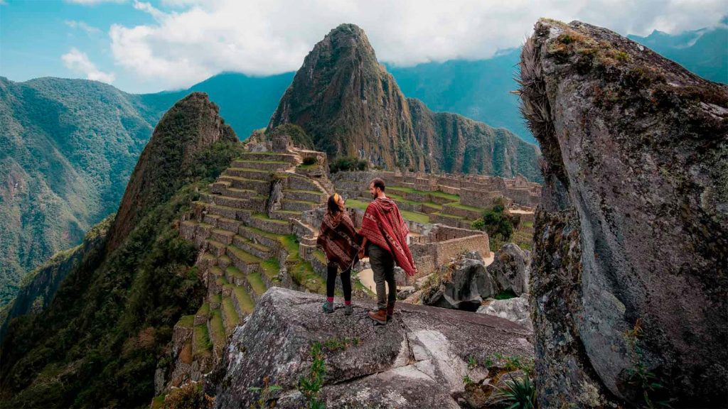 PORTRAIT OF A COUPLE IN FRONT OF THE MAJESTIC MOUNTAIN - MACHU PICCHU, CUSCO