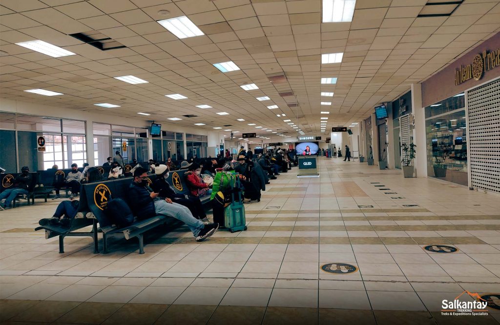 Picture of foreigners in the airport of Cusco