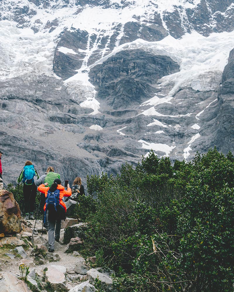 Image of women walking to humantay lake