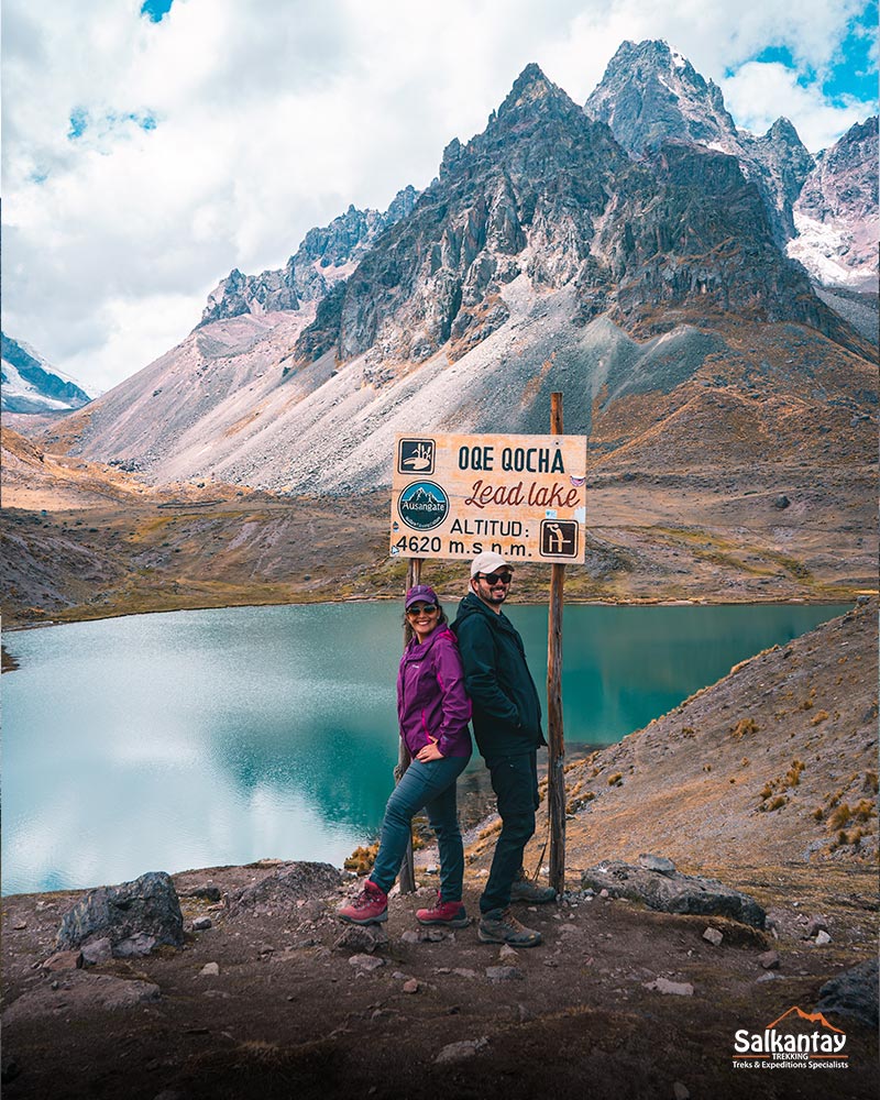 Two tourists in the Oqe Qocha lake of Ausangate