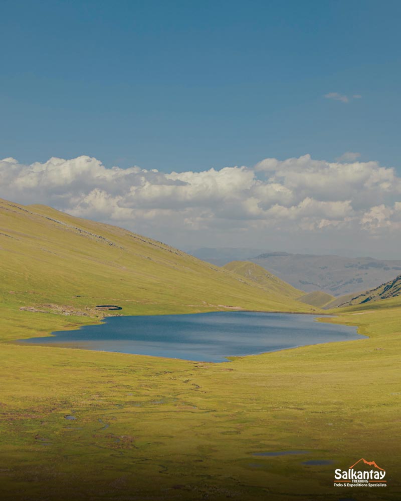 Panoramic photo of the Qoricocha Lake
