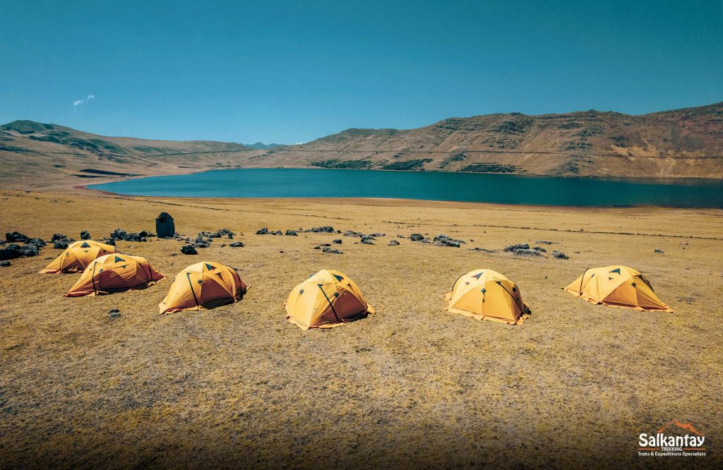 6 tents for camping next to the Qoricocha lagoon.