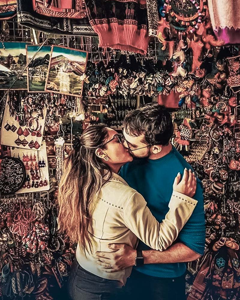 A couple kissing at a market in Cusco