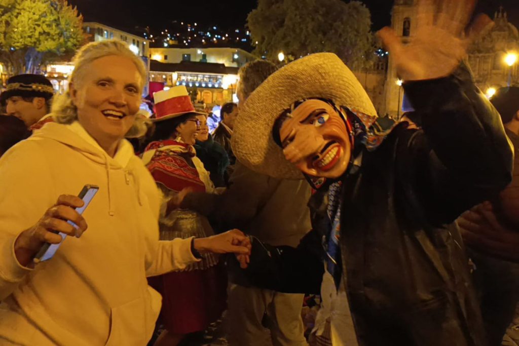 Tourist and dancer at the Cruz Velacuy soiree