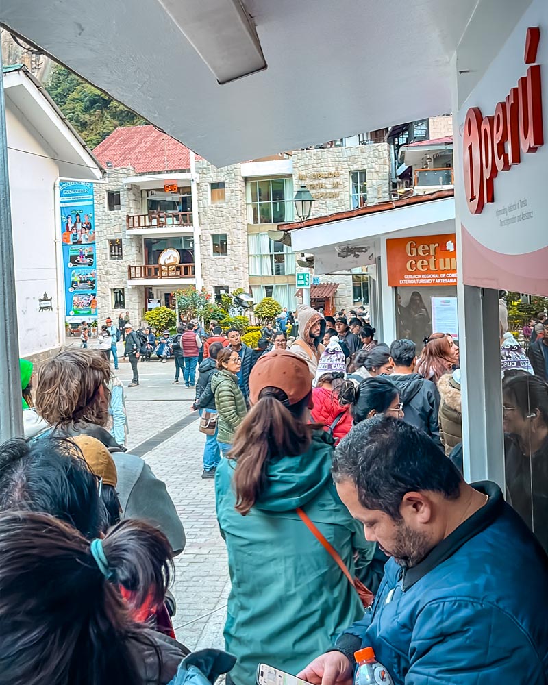Queue of tourists at the Ministry of Culture in Machu Picchu town