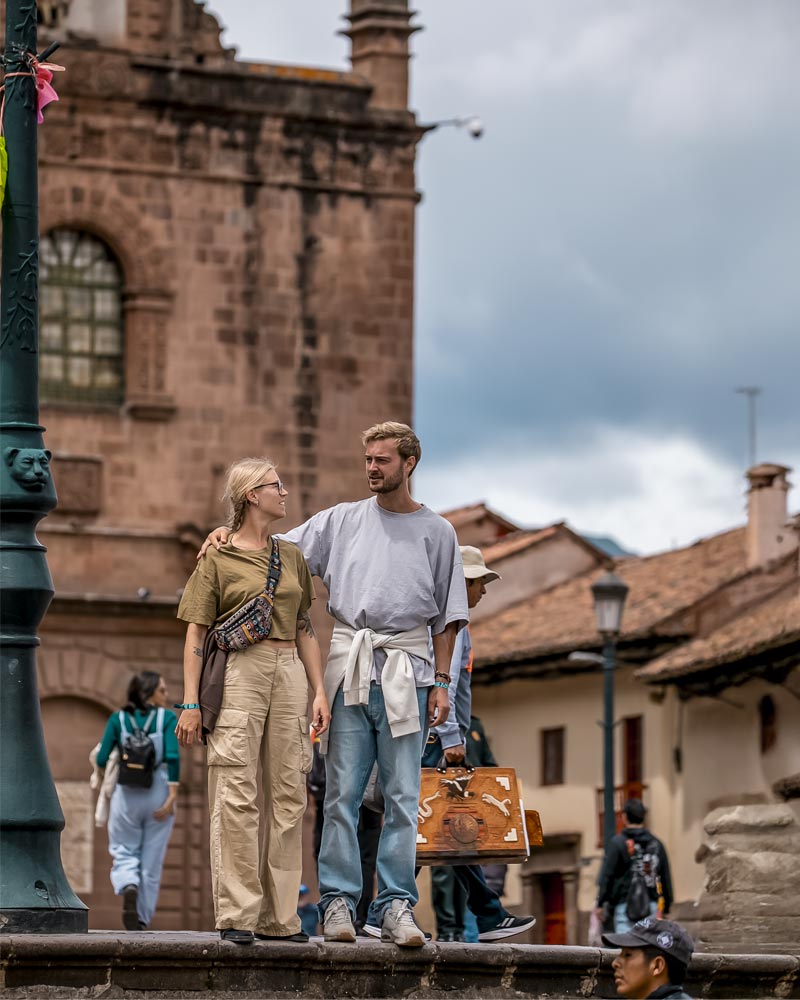 A tourist couple walking in the city of Cusco.