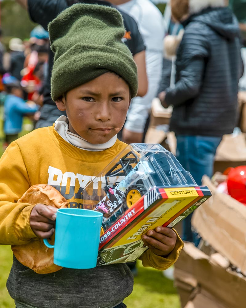 Child with his toy and cup of chocolate from Ausangate in the Christmas campaign developed by Salkantay Trekking.
