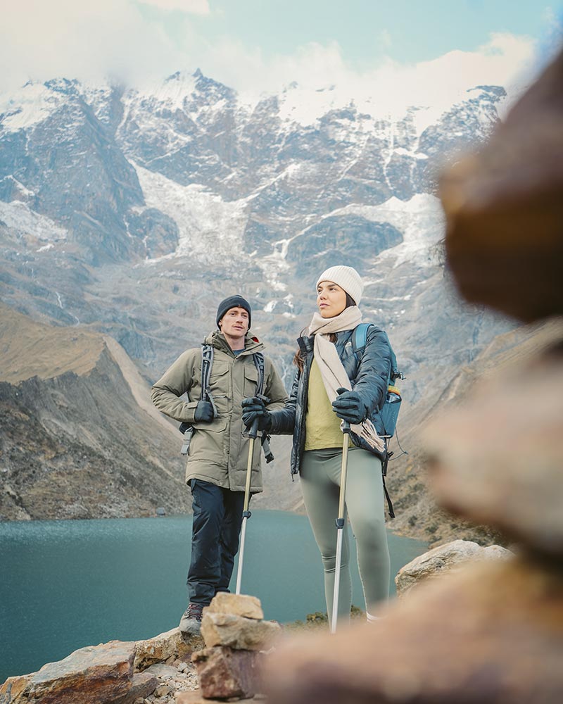Two tourists at the Humantay lake