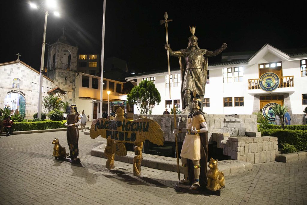 Image of Inca statues in Aguas Calientes