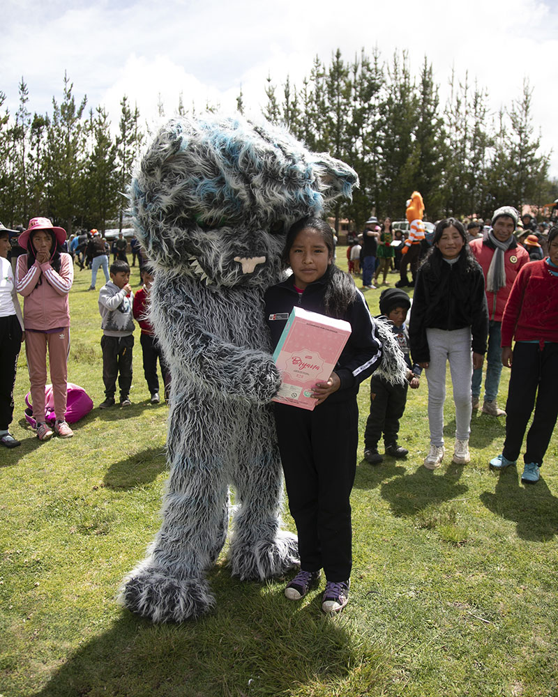 Delivery of toys from Salkantay Trekking in Rodeana, Ocongate