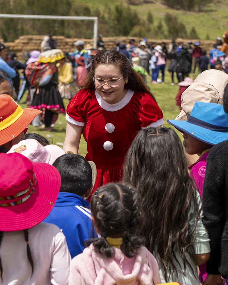 Salkantay Trekking playing games with the children of Rodeana
