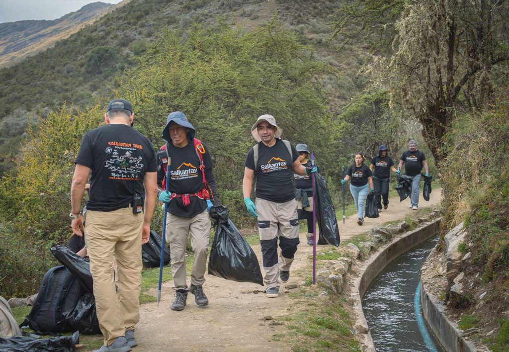 People cleaning up the Challacancha-Soraypampa section