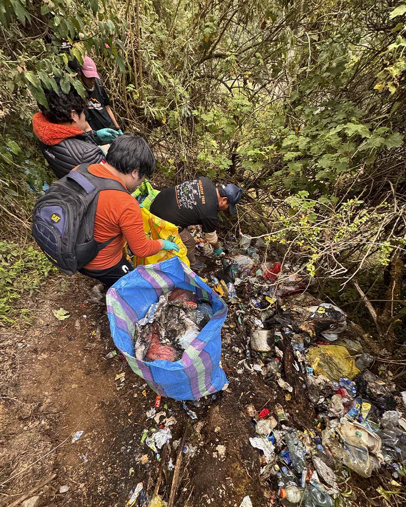 People cleaning up the Challacancha-Soraypampa section