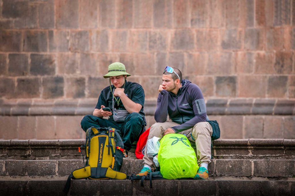 Turistas na praça de armas de Cusco, altitude