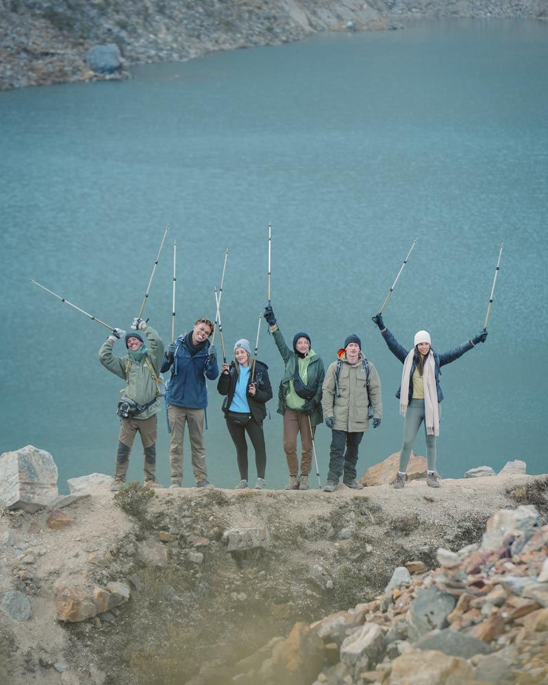 Grupo de turistas felices en la laguna Humantay.