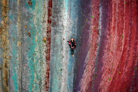 Tourist enjoying the colors of Palccoyo