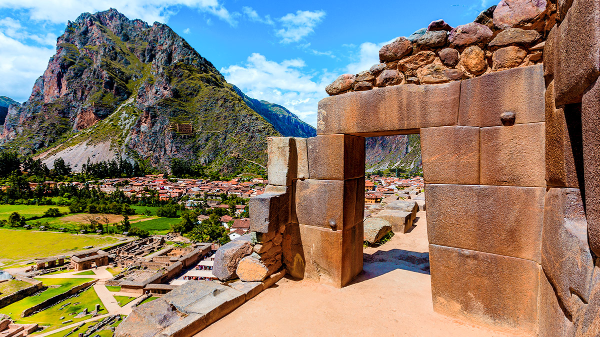 Visiting the Pisac and Ollantaytambo archaeological sites.