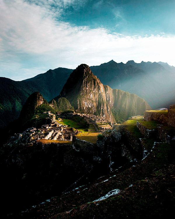 Explore the entirety of Machu Picchu and discover all its amazing secrets.