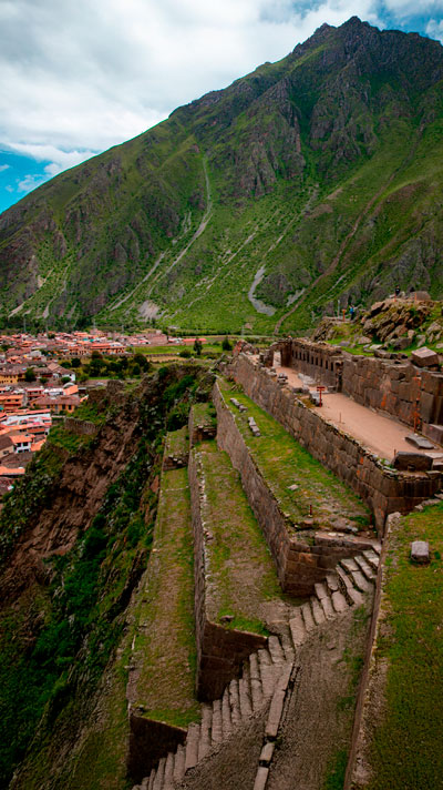 Four tourists with their guide walking around the incredible archaeological site of Ollantaytambo and learning all about its history.