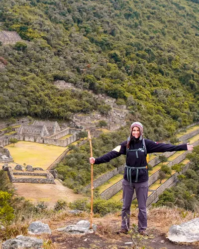 A happy and satisfied traveler with the archaeological center of Choquequirao