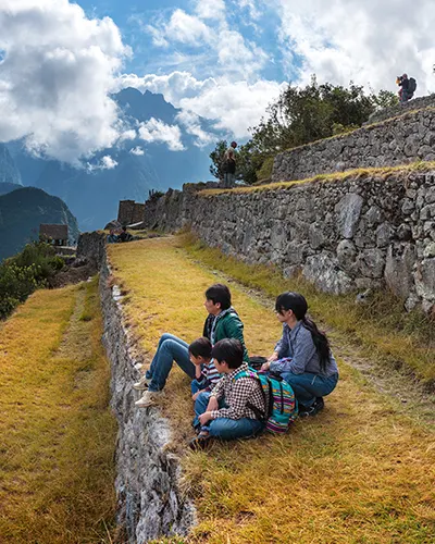 A family of visitors on the platforms of Machu Picchu
