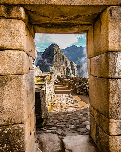 Archaeological center of Machu Picchu through an Inca window