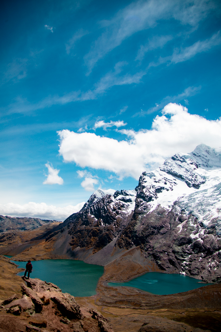 Puca Pass (4,870 m / 15,978 ft). You’ll feel the impressive presence of the Apu Ausangate and take photos of its beautiful turquoise lagoons.
