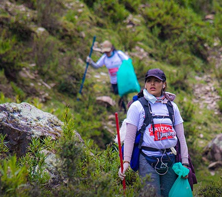 Cleaning Campaing of the Salkantay Route. Volunteers & Salkantay Team Cleaning