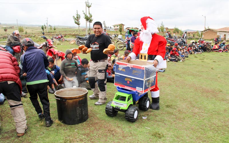 MERRY CHRISTMAS - Community Project Helping Childrens